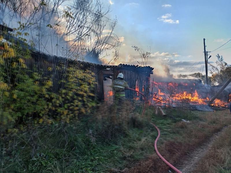 В Большой Глушице сгорело 100 "квадратов" сараев