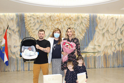 В Тольятти многодетные супруги расписались в книге почетных семей