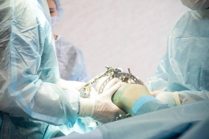 Самарские врачи провели первую в регионе операцию по установке гексапода ребенку