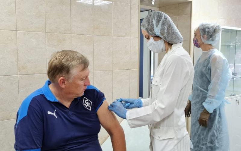 Самарские "Крылья Советов" начали вакцинацию футболистов и тренерского штаба от коронавируса