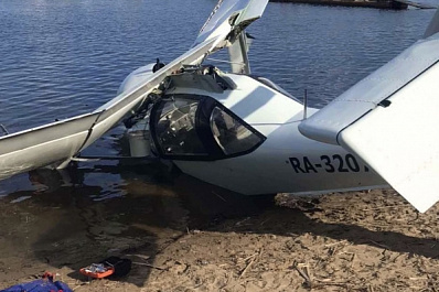 Потерпел крушение: в Самаре легкомоторный самолет перевернулся на воду при попытке взлета