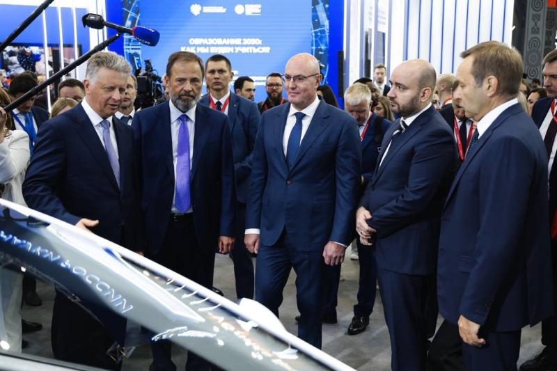 На ПМЭФ Дмитрию Чернышенко и Игорю Комарову представили достижения и планы по развитию Самарской области