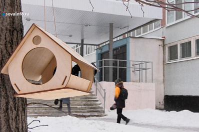 Самарские ученики повесили кормушки для птиц в школьном дворе