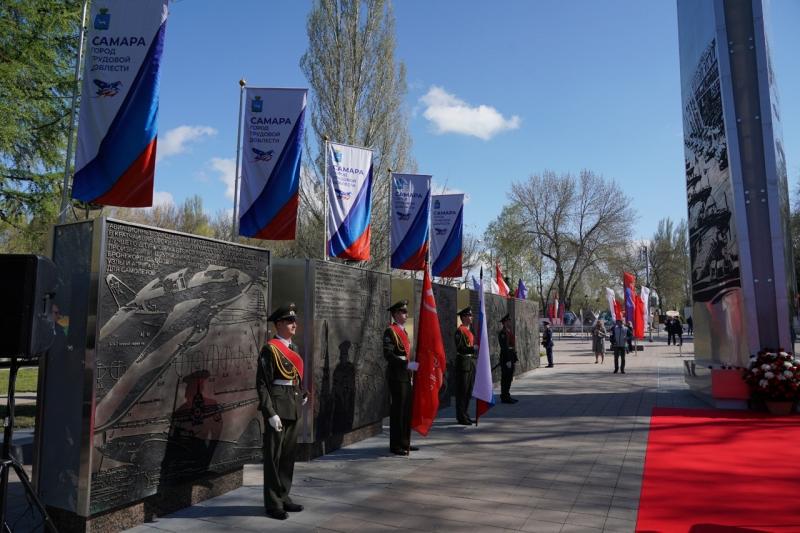 Дмитрий Азаров возложил цветы к мемориальному комплексу ​"Самара - город трудовой доблести"