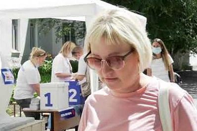 Жительница Самары, выигравшая квартиру, отправляет мужа на участок для голосования