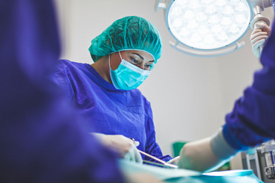 Микроскоп с 3D-камерой: уральские хирурги работают с уникальной системой визуализации