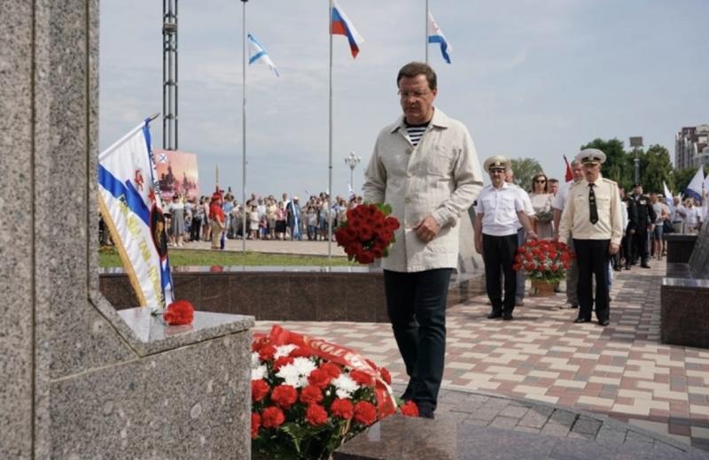 "Они сражаются доблестно": В день ВМФ Дмитрий Азаров возложил цветы к памятнику Соловецким юнгам