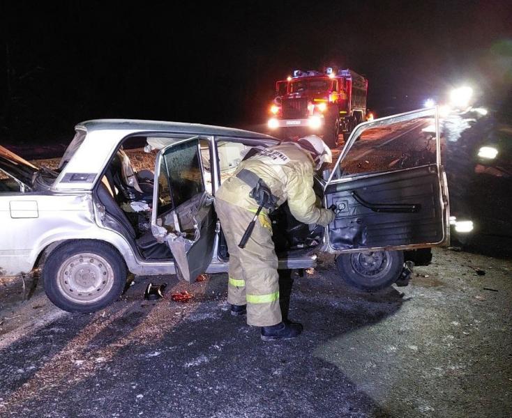 В Самарской области 6 февраля в ДТП с КамАЗом и "семеркой" погибли два человека