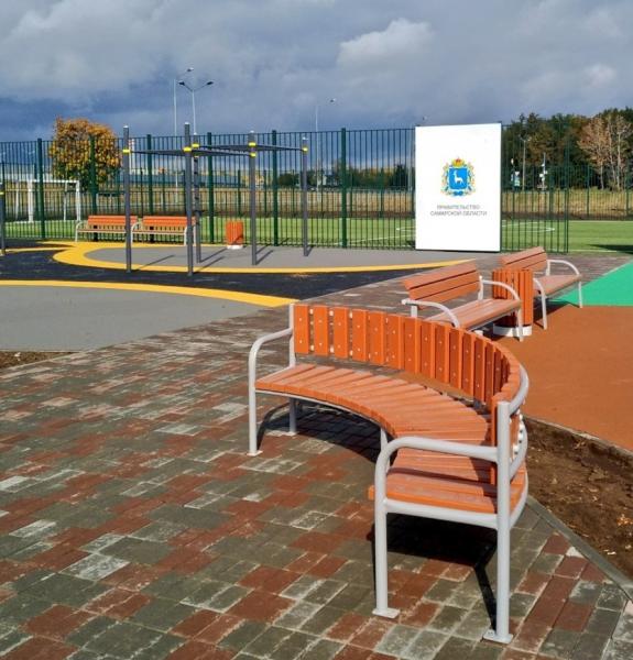 Дмитрий Азаров осмотрел готовность инклюзивной детской площадки у "Самара Арены"