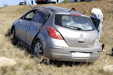 В Самарской области Nissan Tiida улетел в кювет и опрокинулся