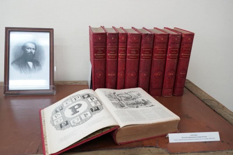 В областной научной библиотеке выставили редкие энциклопедии, созданные в мире за последние три столетия