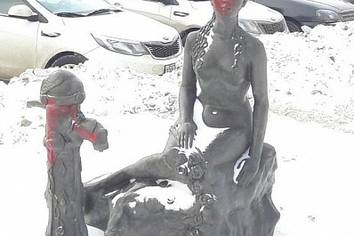 Неизвестные облили краской скульптуру русалки в Самаре