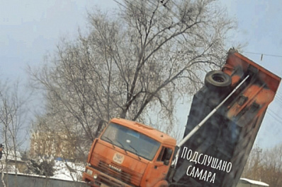 В Самаре на улице Шоссейной КамАЗ кузовом зацепил световую опору