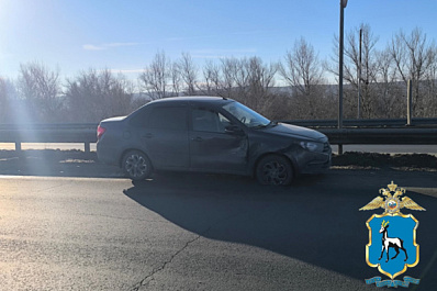 В Самарской области на трассе фура прижала легковушку