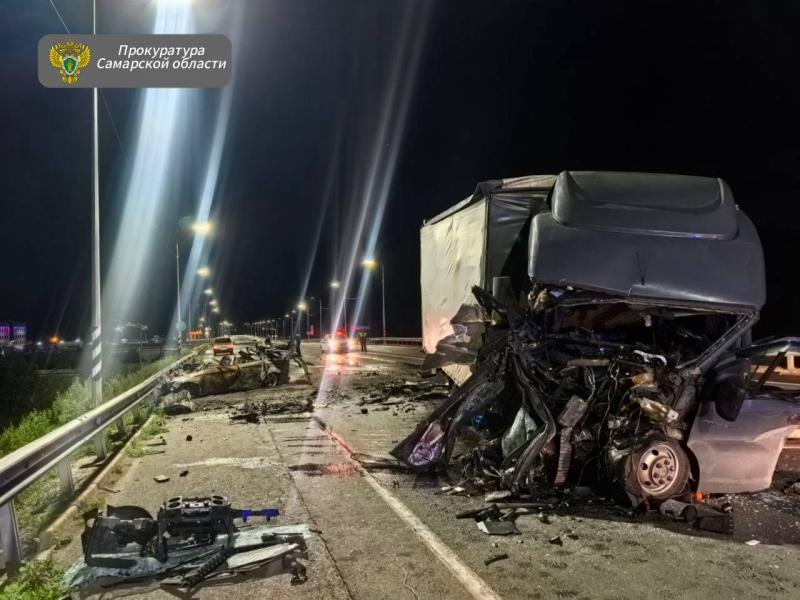 Иномарка сгорела дотла: в Самарской области ночью 12 сентября в ДТП на трассе погибли 4 человека