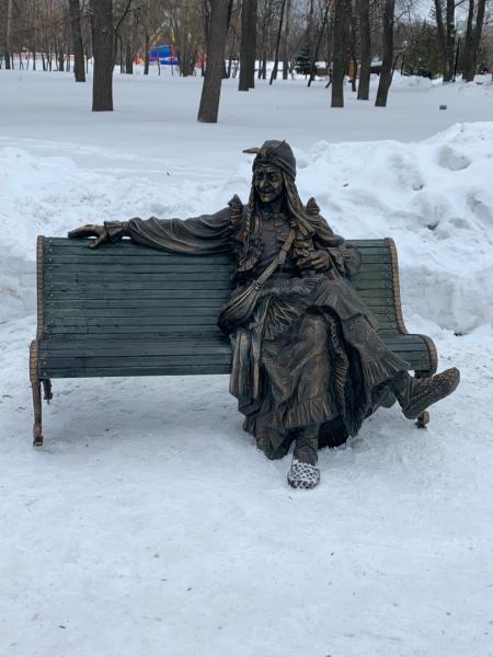 В Самаре на скамейке в парке Гагарина появилась Баба-яга