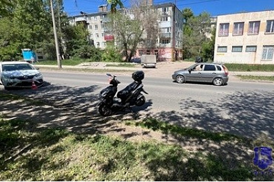 В Самаре скутер после падения водителя отбросило на встречную иномарку