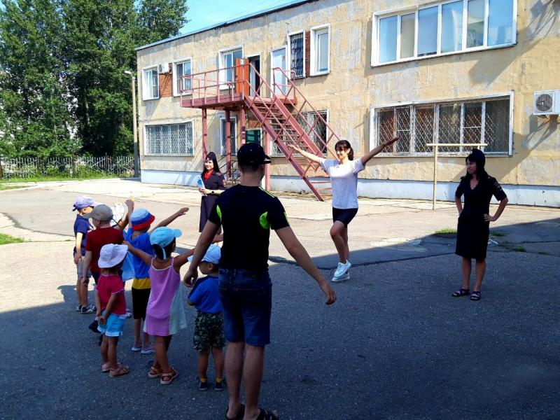 В Тольятти полицейские провели для детей "Зарядку со стражем порядка"