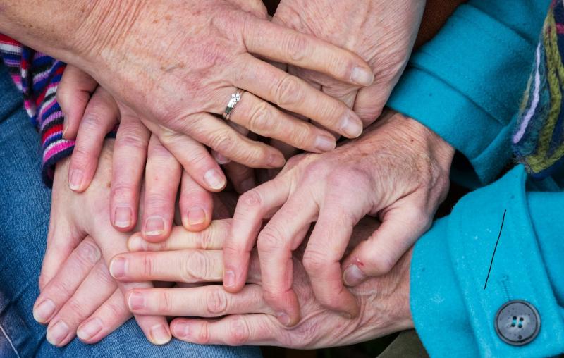 В Красноярском районе пожилые люди сплели божьих коровок из проволоки