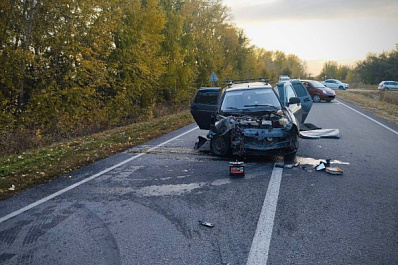 В Самарской области 5 октября на трассе столкнулись "Приора" и "Газель"
