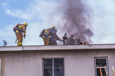 В Зубчаниновке пожарные тушат квартиру на втором этаже жилого дома