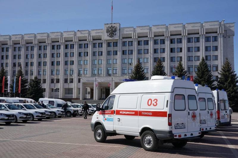 Дмитрий Азаров передал медучреждениям Самарской области ключи от новых машин скорой и неотложной помощи