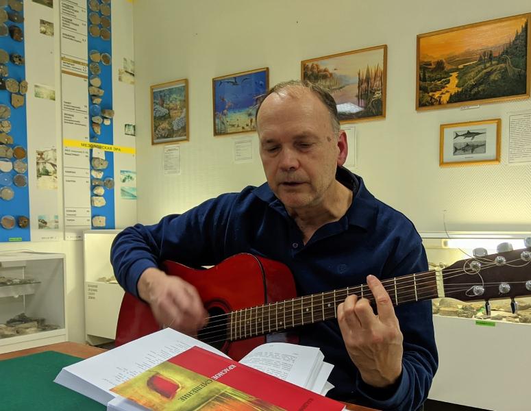 Самарский палеонтолог Владимир Моров выпустил свой первый сборник стихов