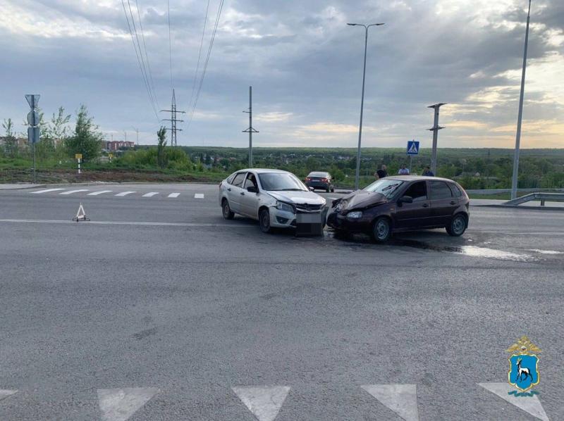Погиб пассажир: в Самаре иномарка врезалась в "Гранту"