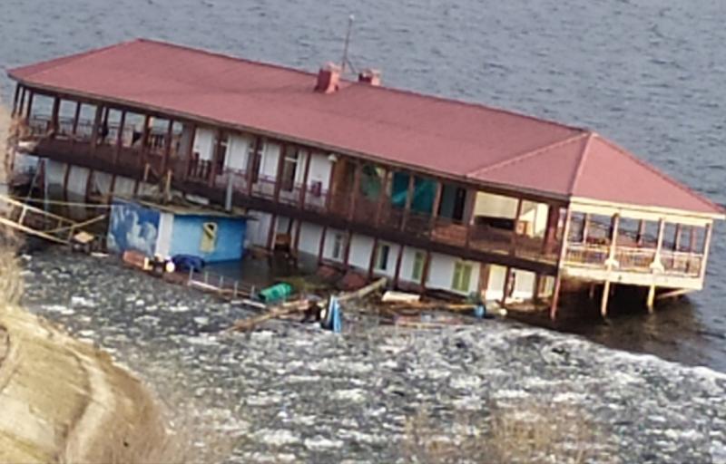 В Тольятти идет ко дну легендарный бар на воде "КРЦ-919"