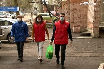 Волонтеры подарили пенсионерам на самоизоляции пасхальные куличи