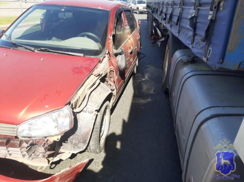 На Московском шоссе в Самаре фура "притерла" легковушку