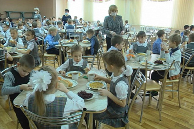 Школьников Октябрьска обеспечивают горячим питанием