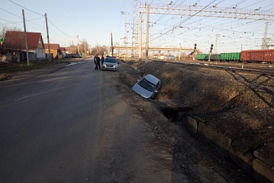 В Октябрьске "десятка" на большой скорости вылетела с дороги и едва не оказалась на ж/д путях