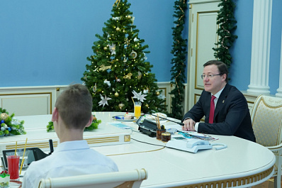 "Мамочка, как он узнал?": семья девочки рассказала, как ее открытка попала на елку в Правительство