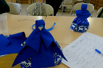 Самарцы смастерили тряпичные куклы-обереги, которые украсят новогодние елки в воинских частях