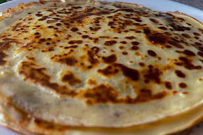 Эксперты назвали топ-5 полезных начинок для блинов