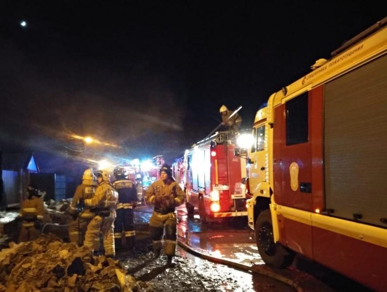 Эвакуировано трое: в Самаре два частных дома тушили 58 человек