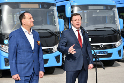 Губернатор Дмитрий Азаров передал пассажирским предприятиям Новокуйбышевска ключи от новых автобусов