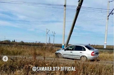 В Самарской области легковушка покорежила столб посреди поля