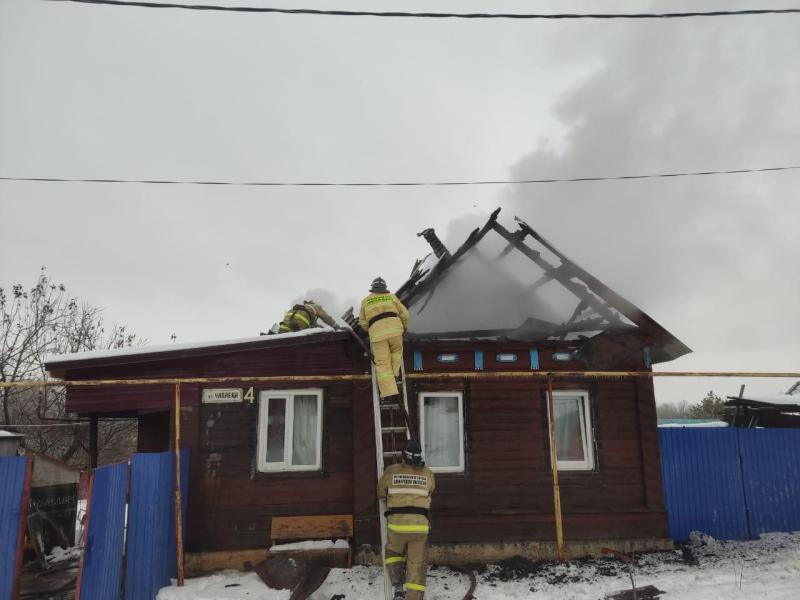 Спасли парализованную женщину: в Октябрьске вспыхнул дом