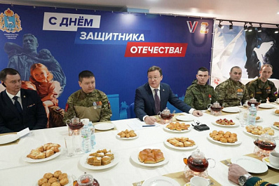 Дмитрий Азаров обсудил с участниками СВО обеспечение войск новым вооружением