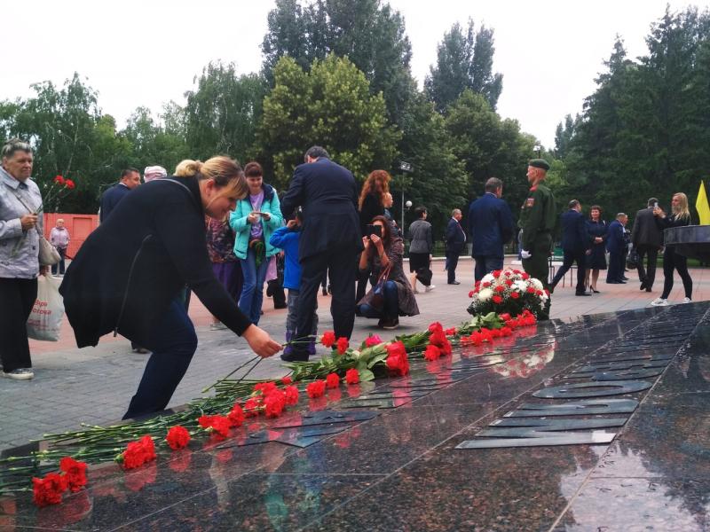 Губернатор Дмитрий Азаров возложил цветы к мемориальной стене в парке Победы