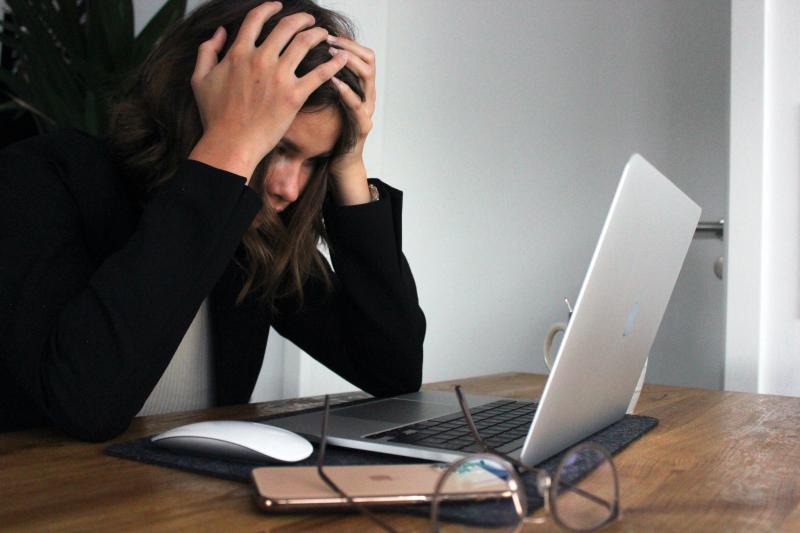 63% россиян признались, что заедают стресс после работы