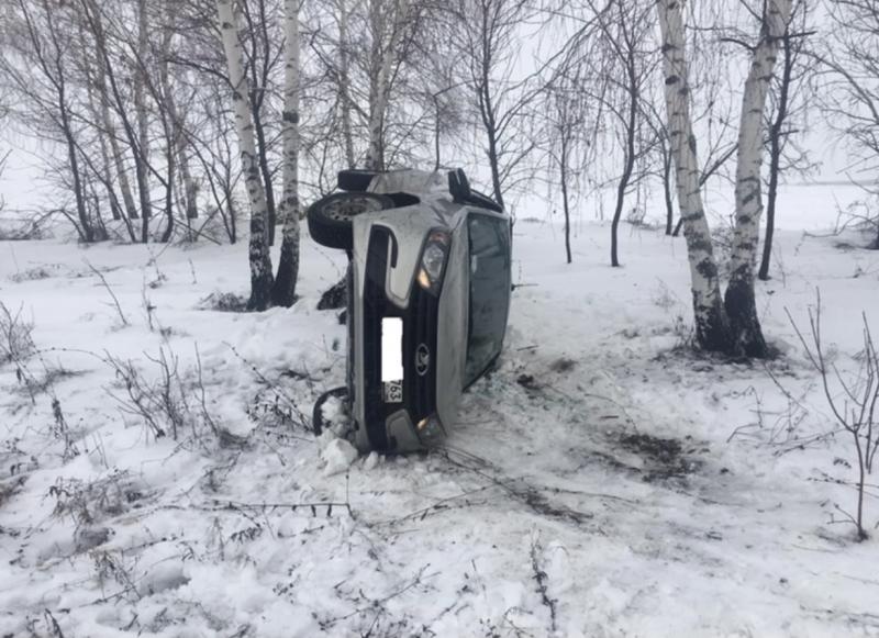 В Самарской области "Гранта" перевернулась на обочине