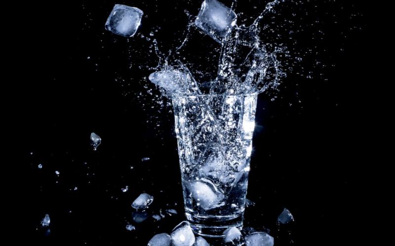 В Роспотребнадзоре рассказали, почему нельзя пить воду со льдом в жару