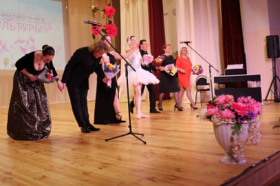 В отремонтированном сельском ДК Кошкинского района выступили актеры областного театра оперы и балета