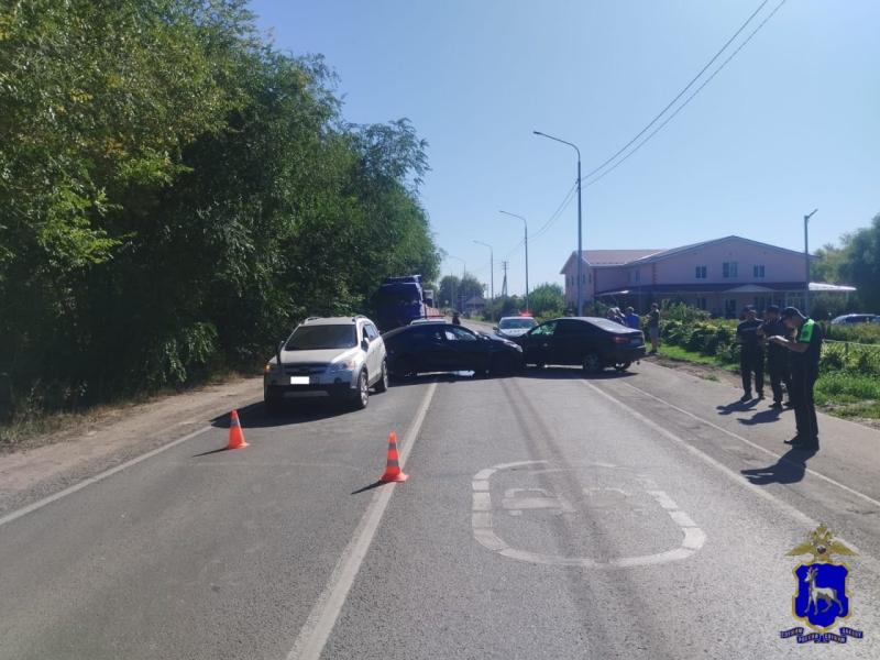 Пострадали 5 человек: в Самарской области 23 сентября столкнулись 3 легковушки