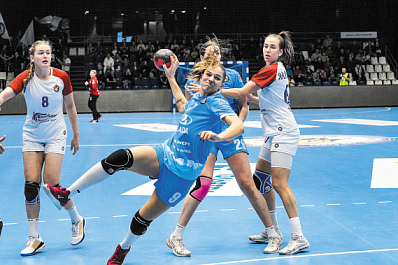 Карантин не помог: гандбольная "Лада" проиграла лидеру чемпионата