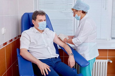 Министр здравоохранения Самарской области привился от гриппа