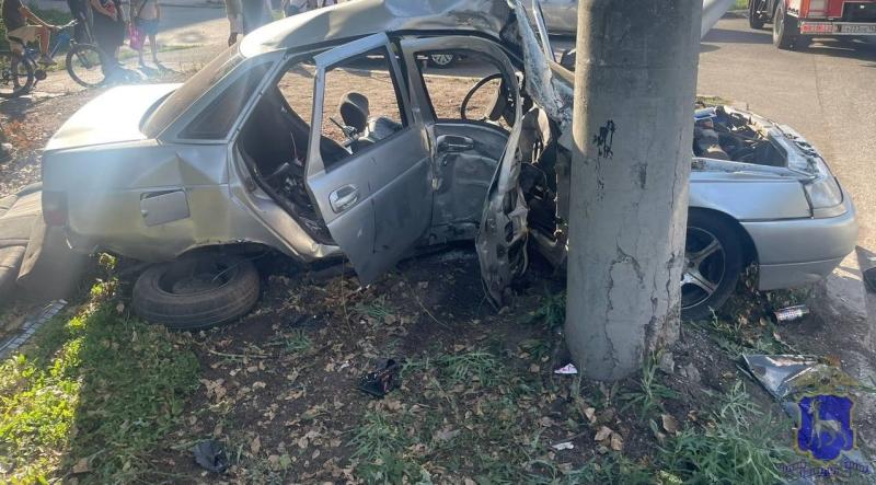 Трое в больнице: в Самаре водитель без прав влетел в столб